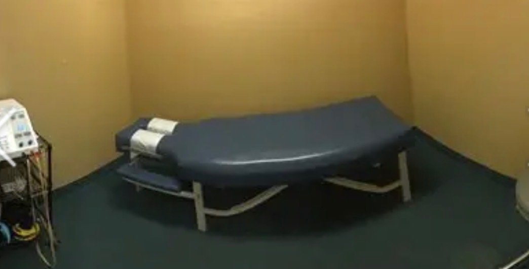 Dr. David Waring, DC performing a gentle chiropractic spinal adjustment on a patient at Health Link Chiropractic Clinic in Sterling Heights, Michigan