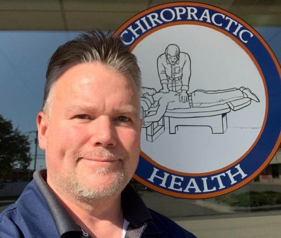 Dr. David Waring, DC providing hands-on chiropractic care at Health Link Chiropractic Clinic in Sterling Heights, Michigan